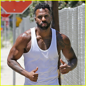Jason Derulo Bahsi Kaybettikten Sonra Görünüşe Göre Kaşını Tıraş Ediyor