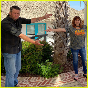 Blake Shelton urnebesno slavi majku's Day with His Mom While Social-Distancing!