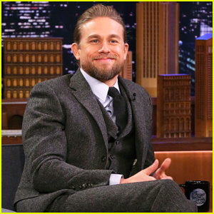 Charlie Hunnam sanoo olevansa vaikuttunut omasta'The Gentlemen' Co-Stars Matthew McConaughey & Hugh Grant!