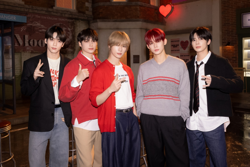 شاهد: فرقة TXT تحقق الفوز الأول لأغنية Over The Moon في برنامج Show Champion؛ عروض VIVIZ وKep1er والمزيد