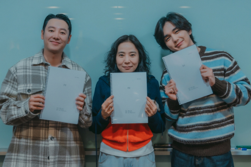 Yoo Seung Ho, Kim Dong Wook 및 Seo Jeong Yeon은 새로운 단편 영화를위한 대본 독서에서 진심 어린 공연을 제공합니다.