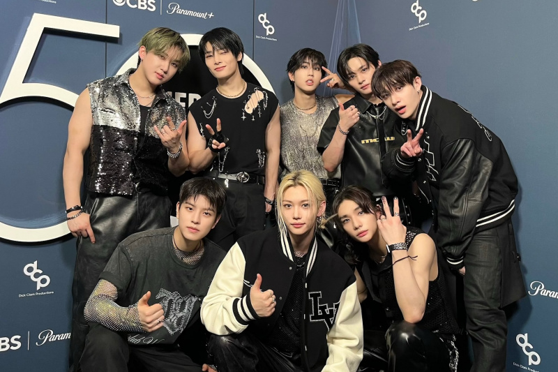 צפו: Stray Kids מבצע Mashup של 'Chk Chk Boom' ו-'Bye Bye Bye' של *NSYNC בספיישל 50 שנה של פרסי המוזיקה האמריקאית