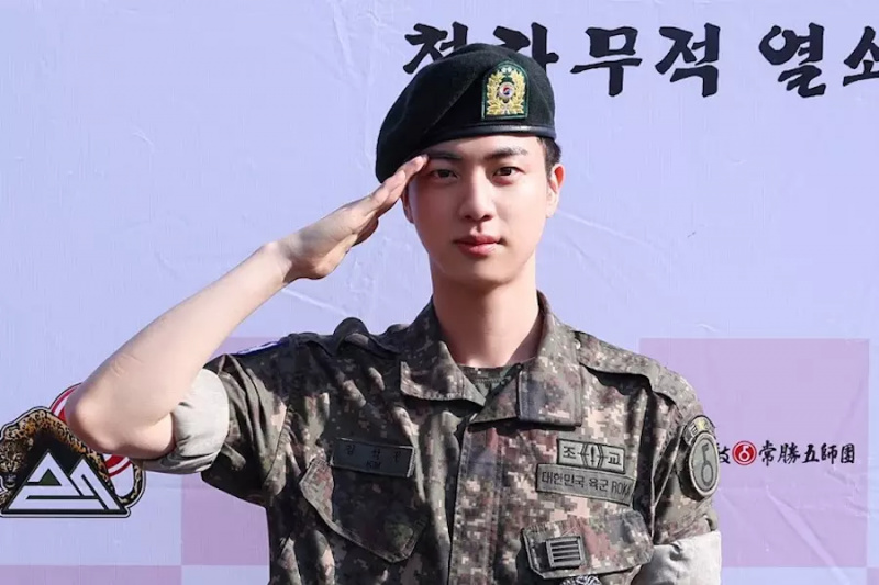 รถไฟฟ้า's Jin Discharged From The Military