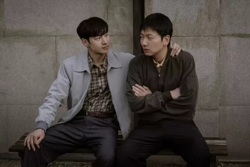 Lee Je Hoon i Lee Dong Hwi tworzą duet nie do zatrzymania w „Głównym detektywie 1958”