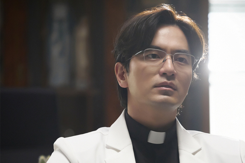 Lee Jin Uk est un prêtre qui s'oppose à l'exorcisme de Song Hye Kyo et Jeon Yeo Been dans le prochain film 'Dark Nuns'