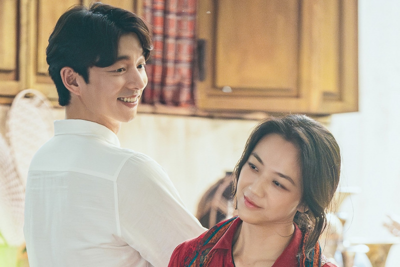 Gong Yoo se spremeni v lik z umetno inteligenco v posebnem videzu za 'Wonderland' + Tang Wei Dishes On Their Chemistry