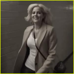 De officiële 'Shallow'-video van Charlotte Awbery eindigt met een perfect terugblikmoment - kijk nu! | Charlotte Abery