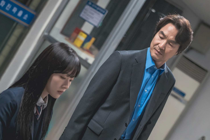 Han Suk Kyu mostra preoccupazione e dubbi verso sua figlia Chae Won Bin in una stazione di polizia nel nuovo dramma 'Doubt'