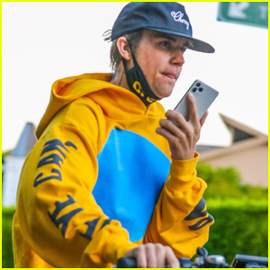 Justin Bieber telefonon cseveg egy biciklizés közben, karanténban | Justin Bieber