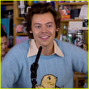 Harry Styles grapt dat 'Adore You' over een vis gaat tijdens NPR's Tiny Desk Concert | Harry Styles