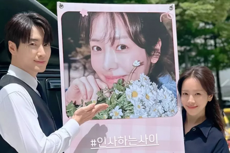 Kim Nam Gil Menghantar Sokongan Kepada Han Ji Min dan Lee Joon Hyuk Di Set Drama Percintaan Akan Datang Mereka
