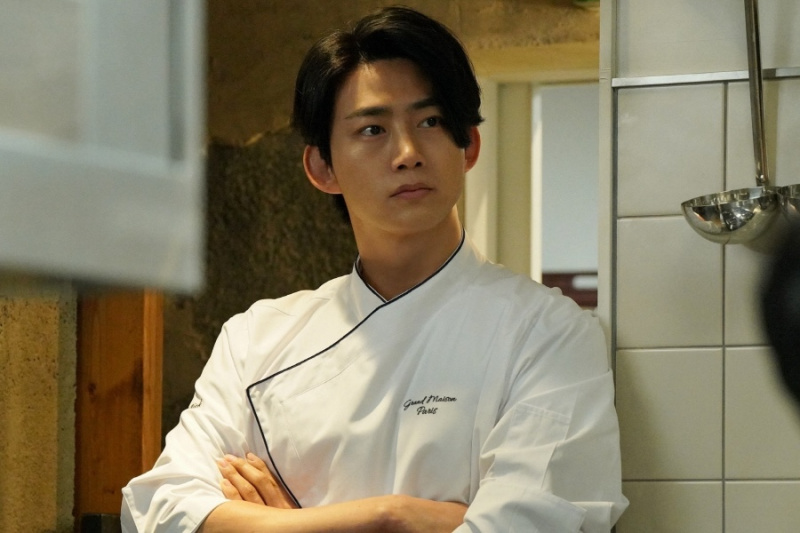 Taecyeon يتحول إلى طاهية معجنات ماهرة وهو على خلاف مع Kimura Takuya في الفيلم الياباني الجديد 'La Grande Maison Paris'