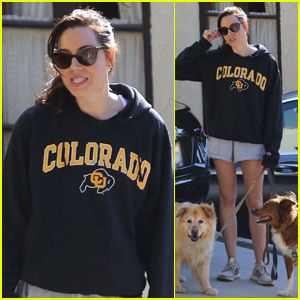 Aubrey Plaza neemt haar honden mee voor een snelle wandeling door L.A. | Aubrey Plaza