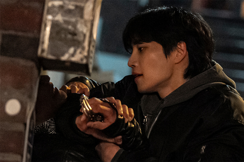 Rechercheur Kim Jae Young straalt autoriteit uit terwijl hij een verdachte arresteert in 'The Judge From Hell'
