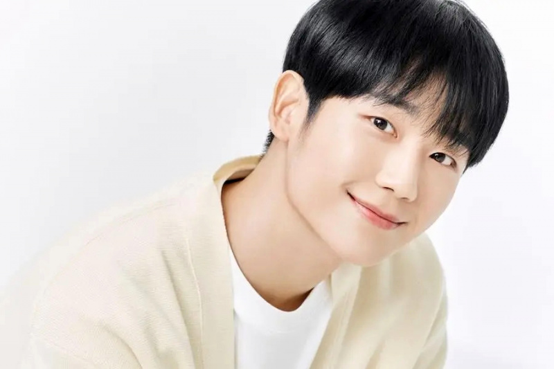 Jung Hae In Renews ang Kontrata Sa FNC Entertainment