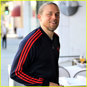Charlie Hunnam esce per un incontro a pranzo dopo che la sua serie Apple ha sospeso la produzione
