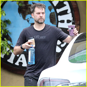 Joshua Jackson は、汗をかいた後にスムージーを手に取ります。ジョシュア・ジャクソン