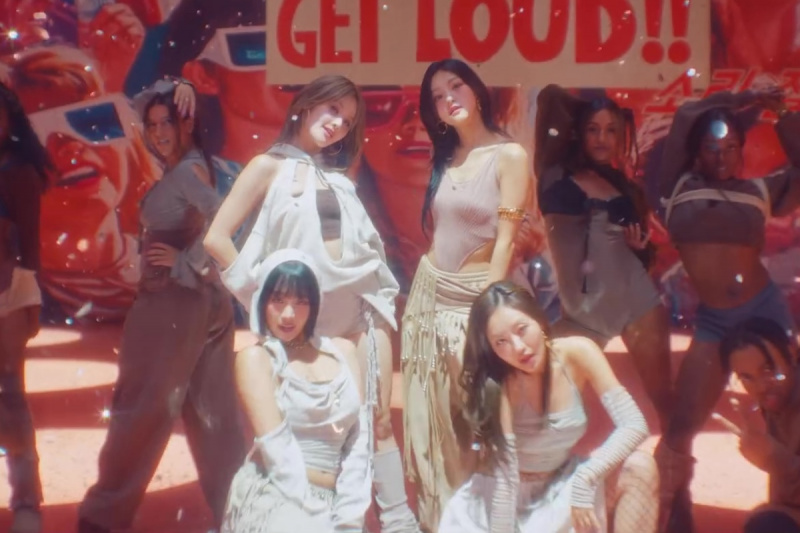 দেখুন: কিস অফ লাইফ ভালোবাসে'Get Loud' In Gorgeous Comeback MV