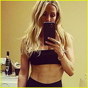 Ellie Goulding โชว์กล้ามหน้าท้องที่น่าประทับใจของเธอใน Mirror Selfie | เอลลี่ โกลดิ้ง