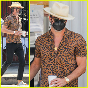 Chris Pine Nhặt Cà Phê Trong Chiếc Áo Sơ Mi Họa Tiết Da Báo | thông Chris