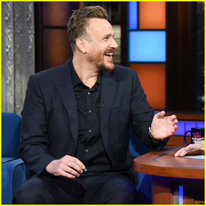 Jason Segel's กล่าวว่าการแสดงใหม่ของเขา 'Dispatches from Elsewhere' เป็นเหมือนเวทมนตร์ที่เป็นการท้าทาย! | Jason Segel