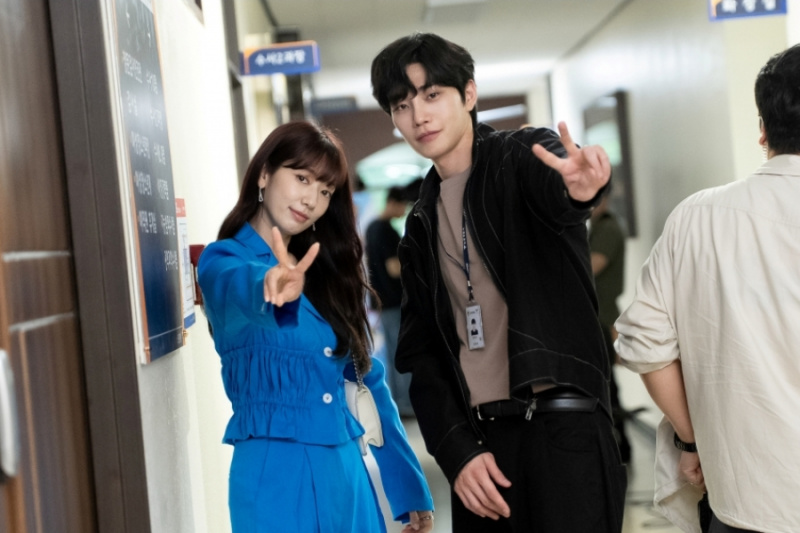 Park Shin Hye a Kim Jae Young předvádějí rozkošnou chemii ze skutečného života na setu 'The Judge From Hell'