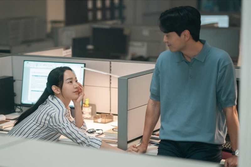 Shin Hae Sun e Lee Jin Uk são um casal apaixonado e perdido em seu próprio mundo em “Dear Hyeri”