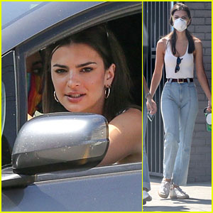 Emily Ratajkowski își ridică câinele de la veterinar în LA | Emily Ratajkowski