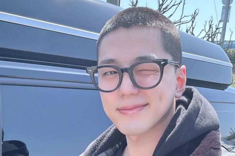 Kim Min Kyu s'enrola a l'exèrcit + comparteix un nou Buzzcut militar