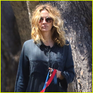 Julia Roberts Köpeklerini Hepimizin En İyi Karantina Tüyleriyle Yürütüyor | Julia Roberts