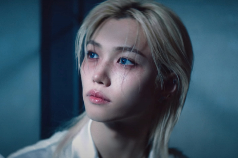 Opdatering: Stray Kids' Felix spreder sine vinger i følelsesladet MV til solonummeret 'Unfair'