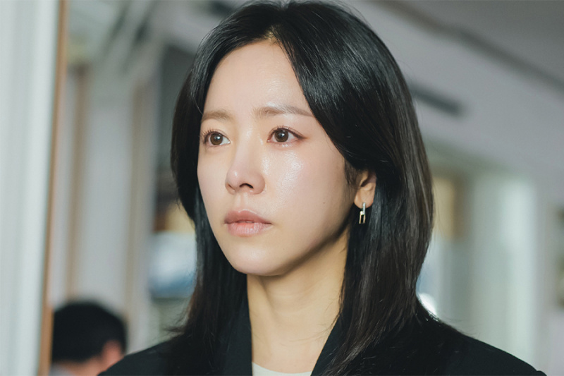 Han Ji Min aizrauj kā aukstu, bet neaizsargātu izpilddirektoru ar slēptām sāpēm filmā 'Mīlestības skauts'