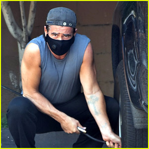 Os músculos de Colin Farrell estão em exibição ao adicionar ar aos pneus | Colin farrell