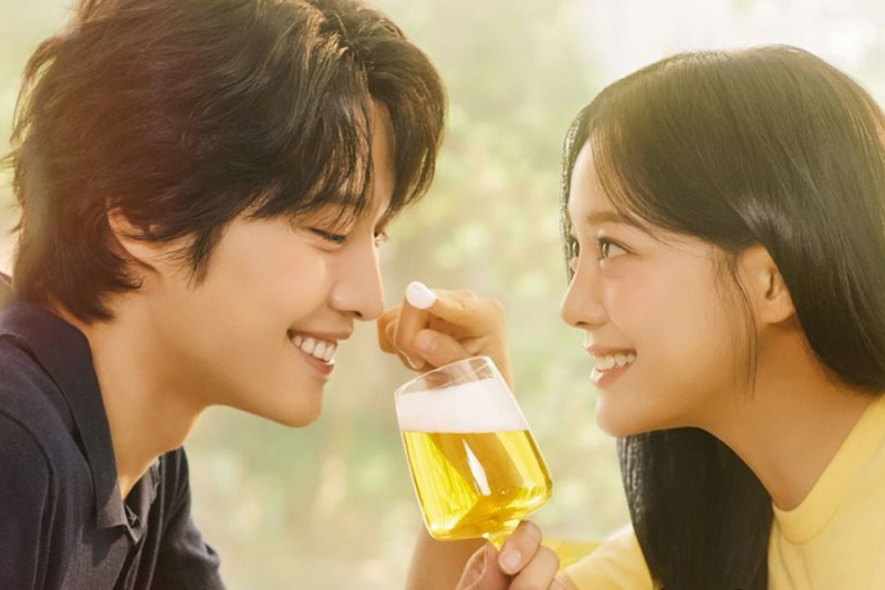 Prvi vtisi: 'Brewing Love' je penasta jed s sodi zabave, čustev in omamne romance
