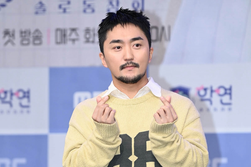 Komedian Yoo Byung Jae Dikonfirmasi Menjalin Hubungan