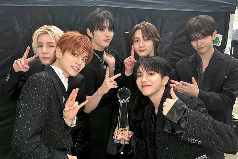 দেখুন: BOYNEXTDOOR 'Music Bank'-এ 'Nice Guy'-এর জন্য ১ম জয় পেয়েছে; Hwasa, Yeonjun, এবং আরো দ্বারা অভিনয়