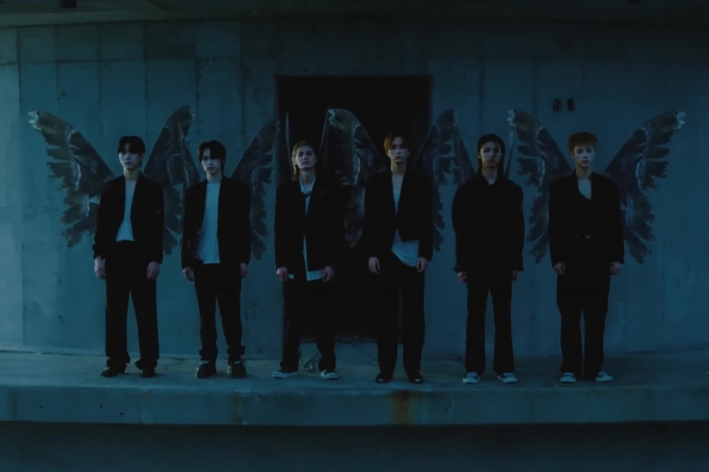 观看:Xdinary Heroes 动情地歌唱'Night before the end' In Cinematic Comeback MV