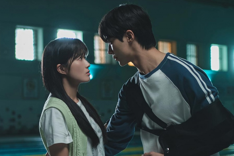 Kim Hye Yoon dan Byeon Woo Seok Menikmati Masa Menyentuh Hati Untuk Diri Sendiri Dalam “Lovely Runner”