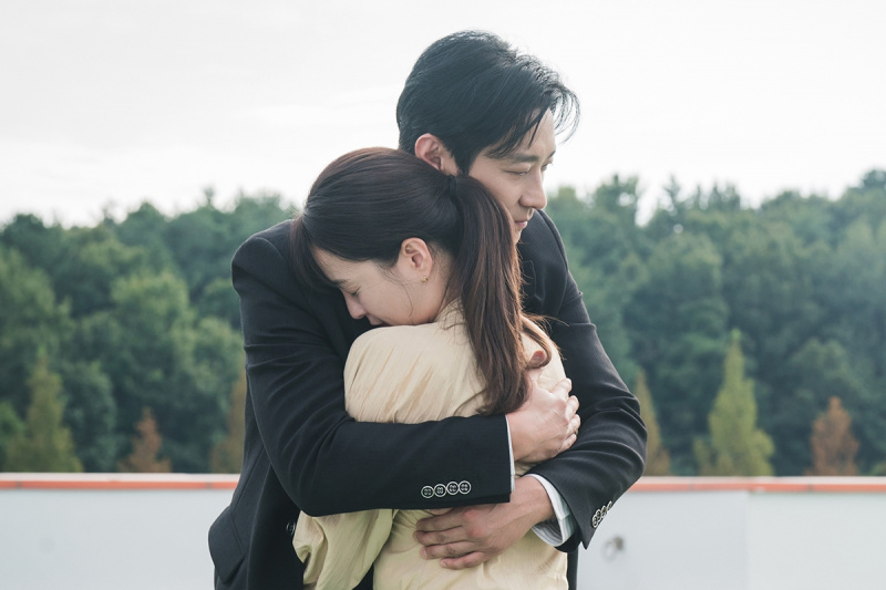 Ju Ji Hoon reconforta amb tendresa Jung Yu Mi a 'Love Your Enemy'