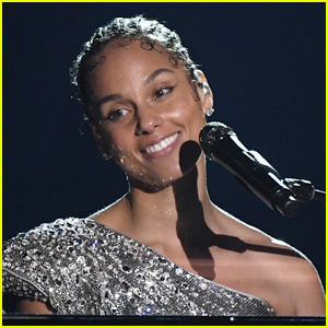 Alicia Keys 分享了她在 14 岁时寄给父亲的一封信