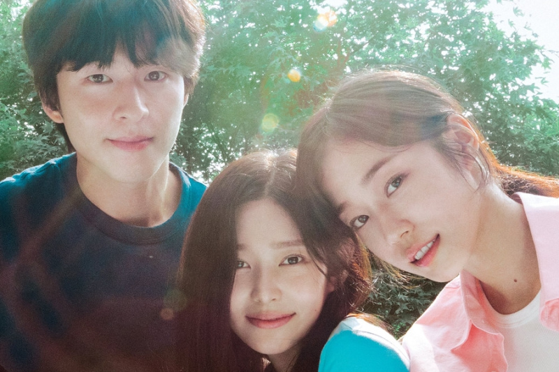 Ansehen: Hong Kyung teilt im Trailer und Poster zu „Hear Me: Our Summer“ eine besondere Verbindung mit Roh Yoon Seo und Kim Min Ju