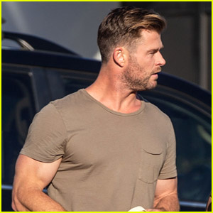 Chris Hemsworth sembra strappato mentre esce in una maglietta attillata