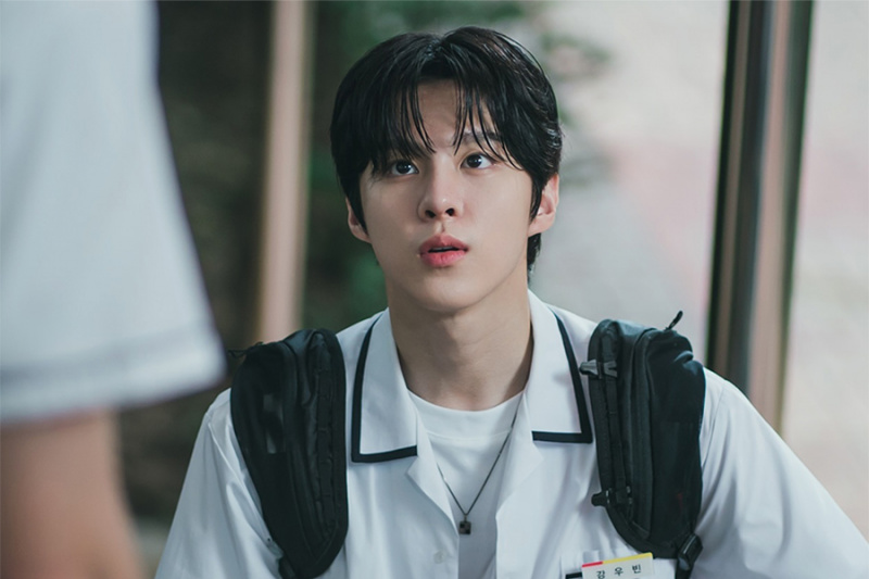 Kim Woo Seok és un popular ídol en formació amb un secret ocult a 'Social Savvy Class 101'