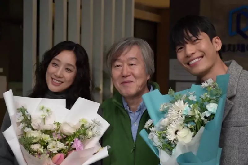 Mira: Jung Ryeo Won i Wi Ha Joon comparteixen un emotiu adéu al rodatge final de 'The Midnight Romance In Hagwon'