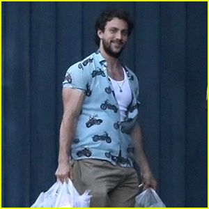 La chemise d'Aaron Taylor-Johnson peut à peine contenir ses biceps ! | Aaron Johnson