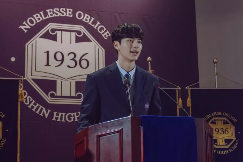Lee Chae Min phá vỡ sự yên bình tại một trường trung học độc quyền trong bộ phim truyền hình tuổi teen mới “Hierarchy”