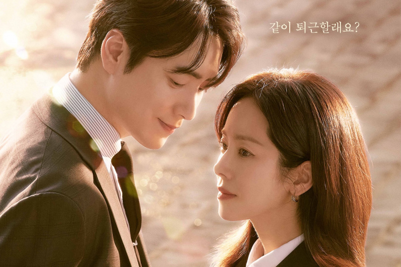 Lee Jun Hyuk ja Han Ji Min toovad sädemeid, kui nad seisavad üksteise lähedal tulevases draamaplakatis “Love Scout”