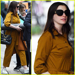 Anne Hathaway draagt een schuimroller terwijl ze uit is met vrienden