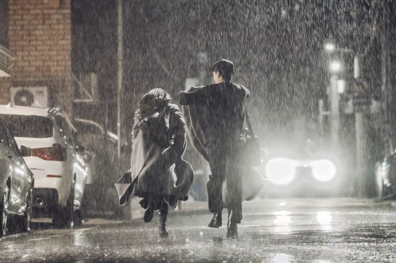 Wi Ha Joon ja Jung Ryeo jäid vihma kätte saates 'The Midnight Romance In Hagwon'