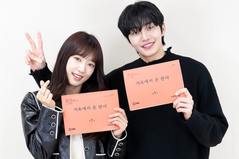 Park Shin Hye, Kim Jae Young și alții se cufundă în rolurile lor la citirea scenariului pentru „The Judge From Hell”